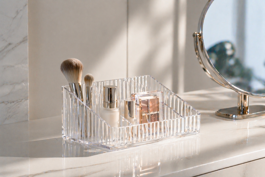 Acrylic organizer with minimal items arranged for efficient use on limited counter space.  최종 판단