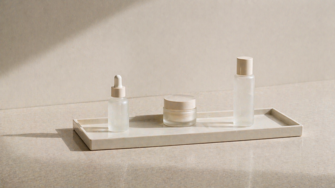 Minimal skincare setup with wide spacing and low item density for easy maintenance.  판단
