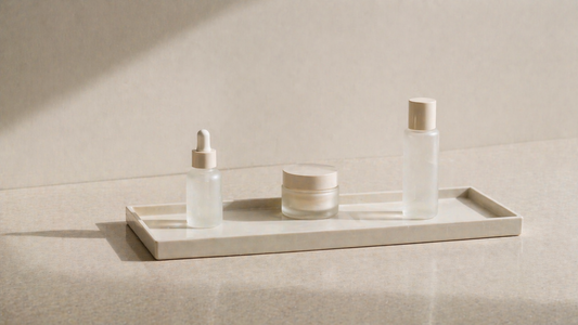 Minimal skincare setup with wide spacing and low item density for easy maintenance.  판단