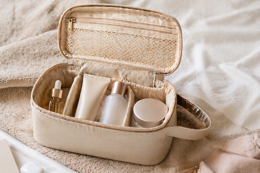 Beige travel bag with 3–4 cosmetics arranged in separated sections to enable fast and efficient preparation.